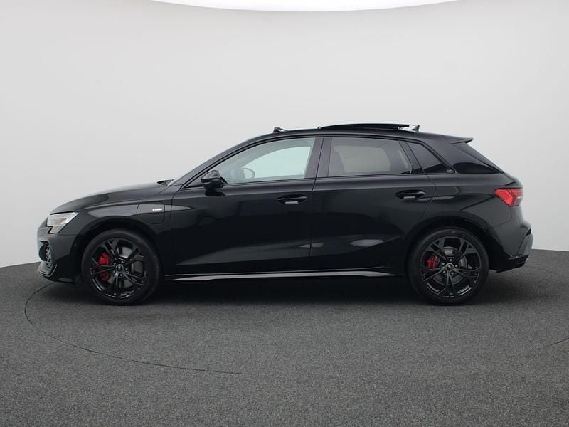 Nieuw Audi A3 Sportback e-tron Competition 15 PK (11 kW) 2026 Zwart Hatchback