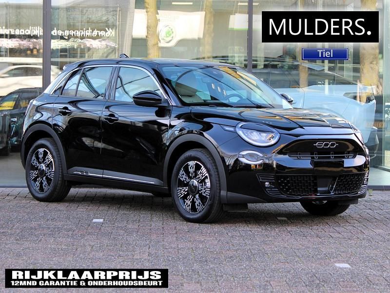 Zwart Nieuw 2025 Fiat 600E Urban SUV | € 29.994 - Afbeelding 1/4