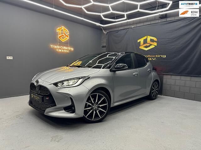 Grijs Occasion 2025 Toyota Yaris Sport Hatchback | € 33.750 (Duur) - Afbeelding 1/4