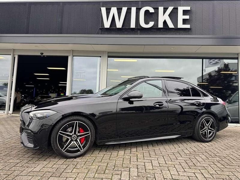 Zwart Gebruikt 2022 Mercedes C200 AMG line Sedan | € 38.900 (Eerlijke prijs) - Afbeelding 1/4