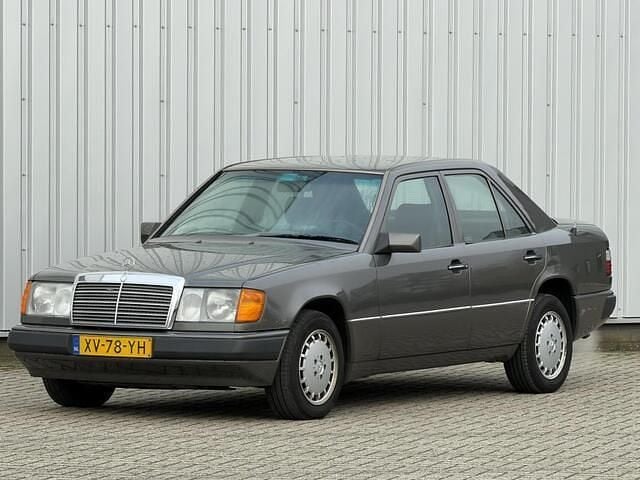 Grijs Occasion 1990 Mercedes E260 Sedan | € 4.199 - Afbeelding 1/4
