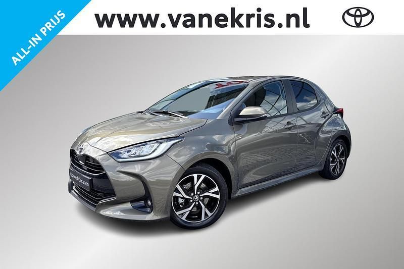 Groen, metallic lak Gebruikt 2024 Toyota Yaris Hybrid Edition Hatchback | € 25.799 (Eerlijke prijs) - Afbeelding 1/4