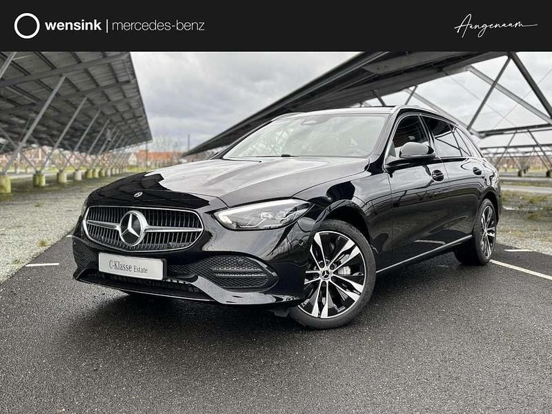 Zwart, metallic lak Nieuw 2025 Mercedes C300e Luxury Stationwagen | € 58.850 (Super prijs) - Afbeelding 1/4