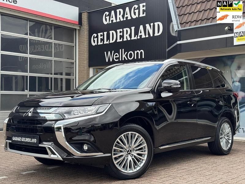 Zwart (metallic) Gebruikt 2019 Mitsubishi Outlander P-HEV Intense+ SUV | € 23.500 (Goede deal) - Afbeelding 1/4