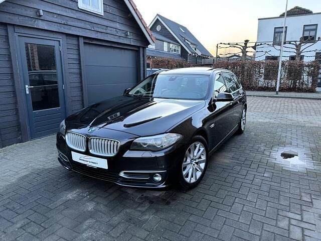 Bruin Occasion 2013 BMW 520 Comfort Edition Stationwagen | € 14.495 (Eerlijke prijs) - Afbeelding 1/4