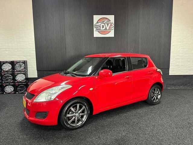 Rood Gebruikt 2011 Suzuki Swift Comfort Hatchback | € 5.945 (Eerlijke prijs) - Afbeelding 1/4