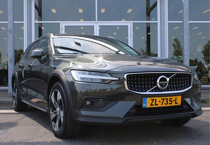 Grijs Gebruikt 2018 Volvo V60 CC Stationwagen | € 31.200 - Afbeelding 1/4