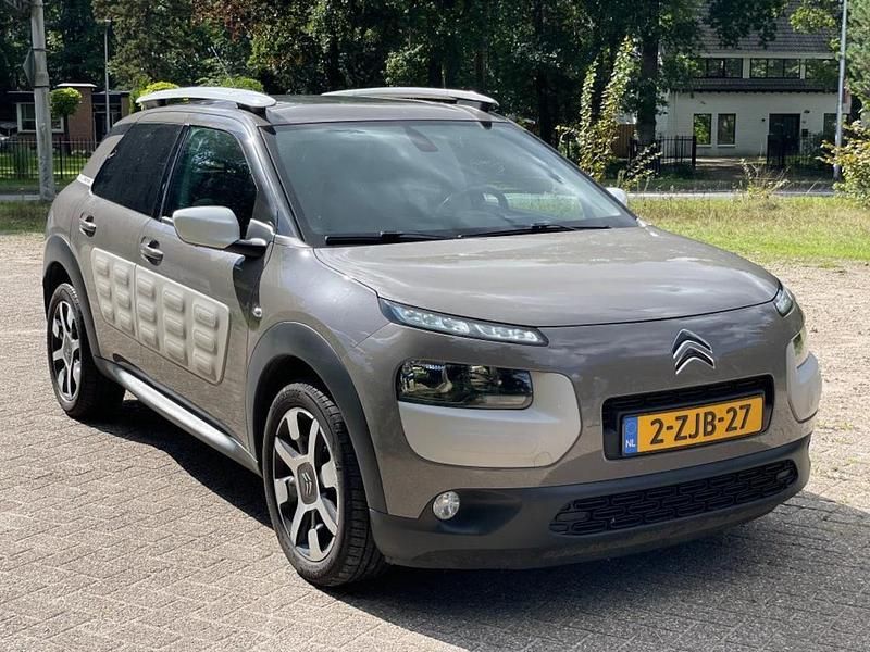 Bruin (metallic) Gebruikt 2015 Citroën C4 Cactus Shine Hatchback | € 10.995 - Afbeelding 1/4