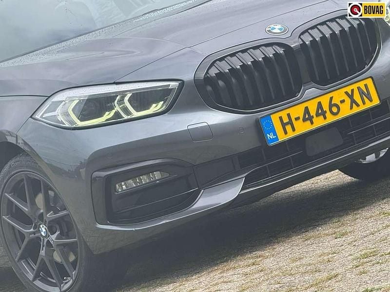 Grijs Gebruikt 2020 BMW 118 Executive Hatchback | € 20.425 (Goede deal) - Afbeelding 1/4