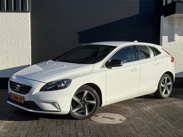 Wit Occasion 2016 Volvo V40 Summum Hatchback | € 12.995 (Goede deal) - Afbeelding 1/4
