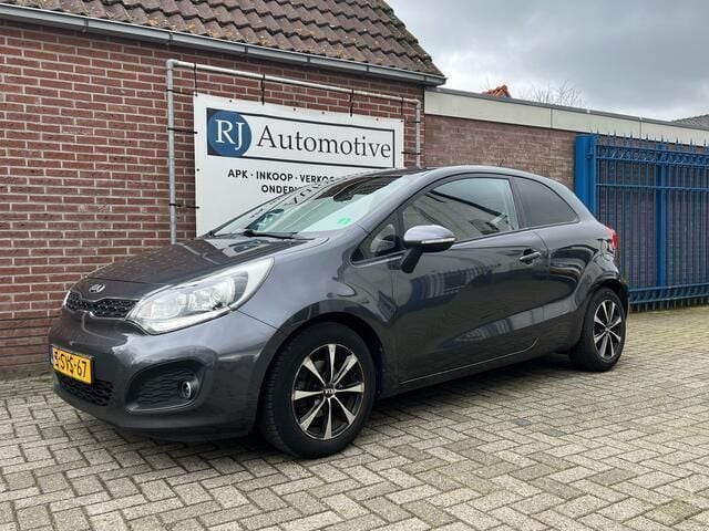 Grijs Gebruikt 2013 Kia Rio Plus Hatchback | € 3.950 (Eerlijke prijs) - Afbeelding 1/4