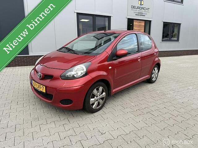 Rood Gebruikt 2010 Toyota Aygo Hatchback | € 2.450 (Goede deal) - Afbeelding 1/4