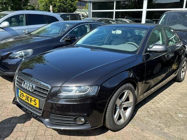 Grijs, metallic lak Gebruikt 2009 Audi A4 Business Sedan | € 2.999 - Afbeelding 1/4