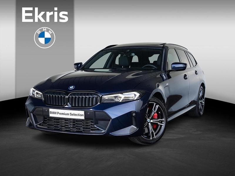 Blauw, metallic lak Gebruikt 2025 BMW 330e M Sport Stationwagen | € 57.900 (Eerlijke prijs) - Afbeelding 1/3