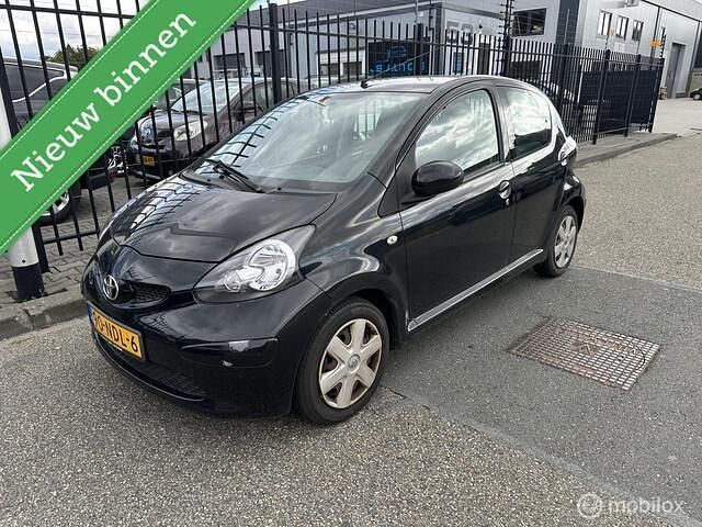 Zwart Gebruikt 2010 Toyota Aygo Hatchback | € 1.950 (Eerlijke prijs) - Afbeelding 1/4