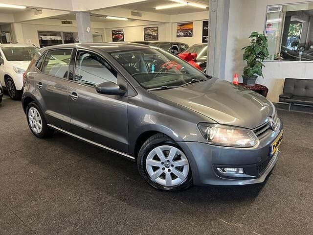 Grijs Gebruikt 2014 VW Polo Hatchback | € 4.995 (Goede deal) - Afbeelding 1/4