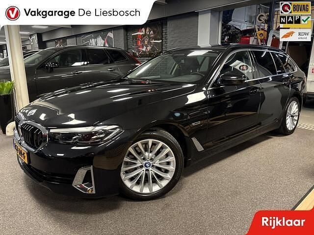 Zwart Gebruikt 2022 BMW 530e Executive Stationwagen | € 36.950 (Iets duurder) - Afbeelding 1/4