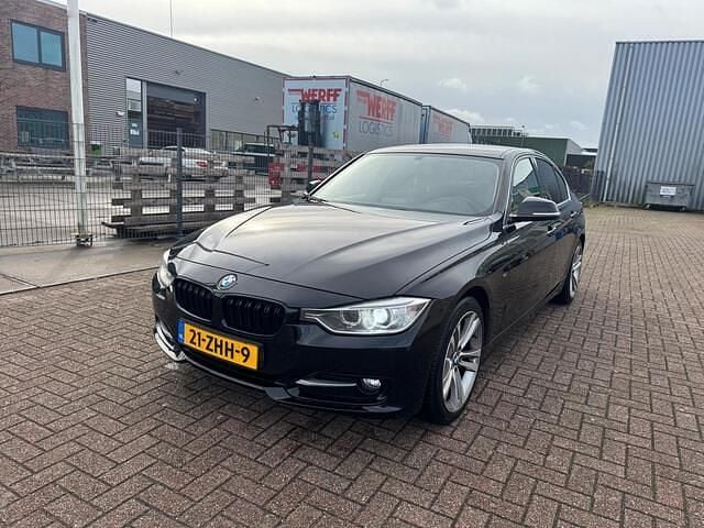 Zwart Gebruikt 2012 BMW 320 Sport Line Sedan | € 7.350 (Goede deal) - Afbeelding 1/4