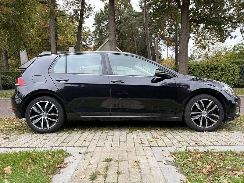Gebruikt 2018 VW Golf VII Highline Sedan | € 14.000 (Eerlijke prijs) - Afbeelding 1/4