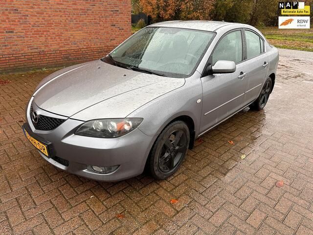 Grijs Gebruikt 2005 Mazda 3 Sedan | € 2.000 (Eerlijke prijs) - Afbeelding 1/4