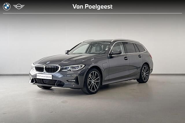 Grijs Occasion 2022 BMW 330 Sport Line Stationwagen | € 35.900 (Super prijs) - Afbeelding 1/4