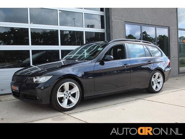 Zwart, metallic lak Gebruikt 2008 BMW 318 Exclusive Stationwagen | € 5.995 (Duur) - Afbeelding 1/3