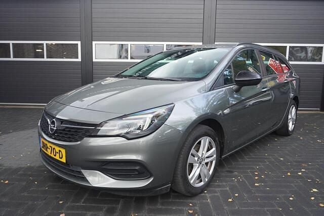 Grijs Gebruikt 2021 Opel Astra Business Elegance Stationwagen | € 12.950 (Goede deal) - Afbeelding 1/4