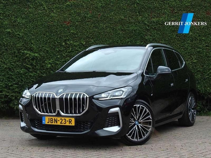Zwart, metallic lak Gebruikt 2023 BMW 225 Active Tourer M Sport MPV | € 36.500 (Eerlijke prijs) - Afbeelding 1/4