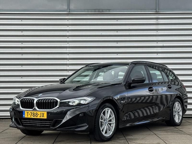 Zwart Gebruikt 2023 BMW 320e Basis Stationwagen | € 35.840 (Eerlijke prijs) - Afbeelding 1/4