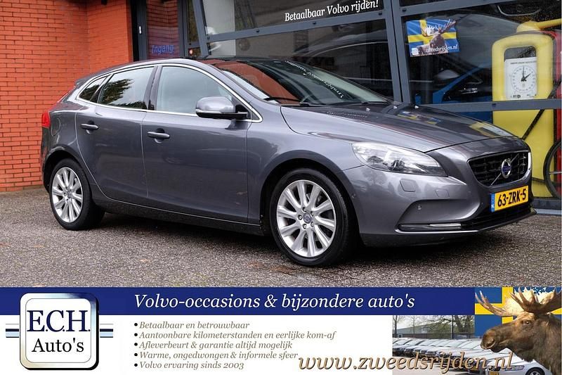 Grijs (metallic) Gebruikt 2013 Volvo V40 Summum Hatchback | € 9.450 (Eerlijke prijs) - Afbeelding 1/4