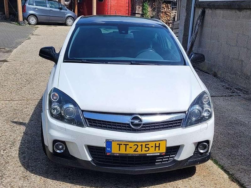 Wit Gebruikt 2010 Opel Astra Edition Coupé | € 5.100 (Duur) - Afbeelding 1/4