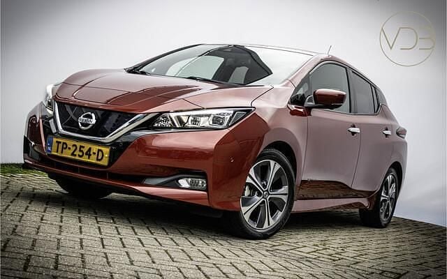 Rood (metallic) Gebruikt 2018 Nissan Leaf Tekna Hatchback | € 10.940 (Goede deal) - Afbeelding 1/4