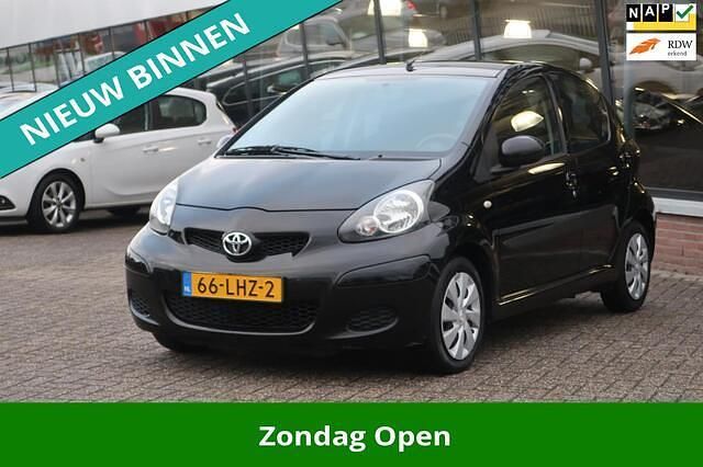 Zwart (metallic) Gebruikt 2010 Toyota Aygo Comfort Hatchback | € 2.745 (Eerlijke prijs) - Afbeelding 1/4