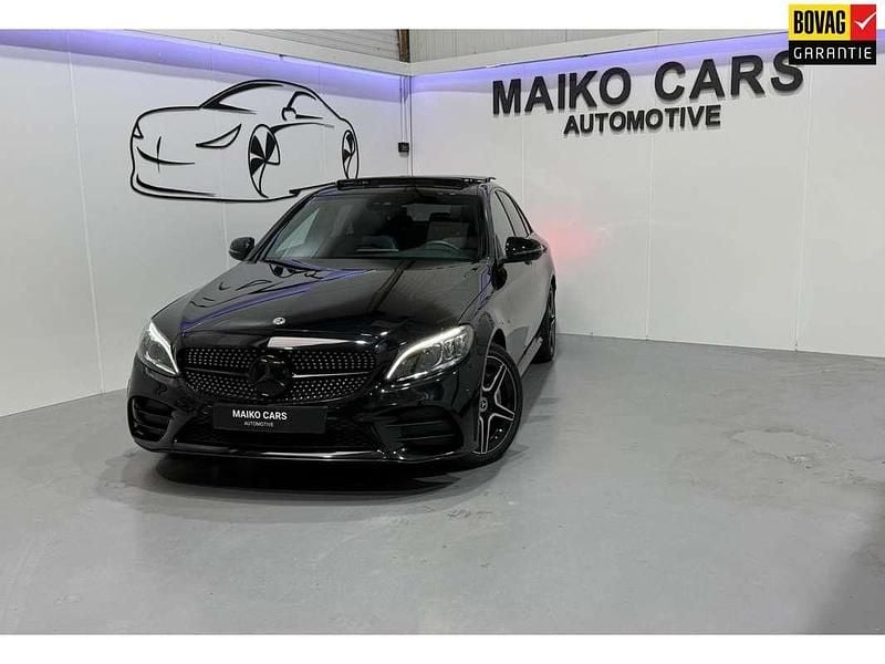 Zwart (metallic) Occasion 2021 Mercedes C300e AMG line Sedan | € 34.995 (Eerlijke prijs) - Afbeelding 1/4