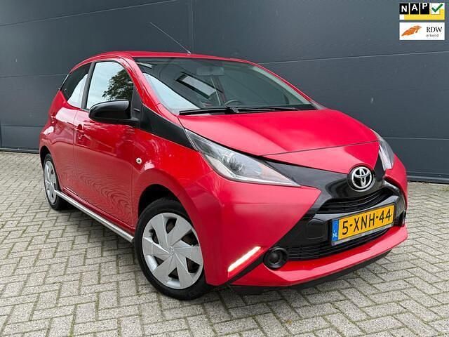 Rood Gebruikt 2014 Toyota Aygo X-play Hatchback | € 5.495 (Eerlijke prijs) - Afbeelding 1/4