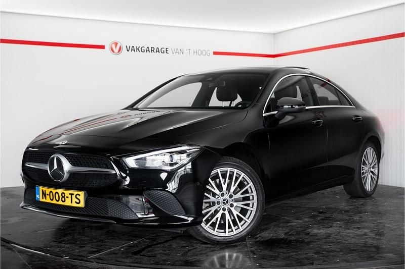 Zwart Gebruikt 2022 Mercedes CLA250e Advantage Sedan | € 27.544 (Super prijs) - Afbeelding 1/4