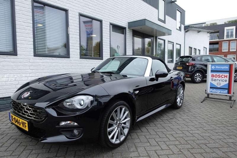 Zwart, metallic lak Gebruikt 2018 Fiat 124 Spider Lusso Cabriolet | € 21.950 (Eerlijke prijs) - Afbeelding 1/4