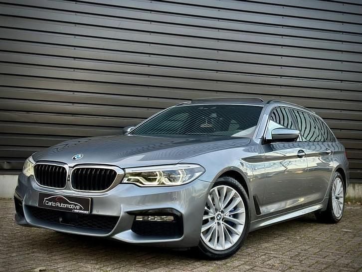 Grijs / bluestone metallic (c2y) Gebruikt 2018 BMW 530 M Sport Stationwagen | € 19.950 (Goede deal) - Afbeelding 1/4