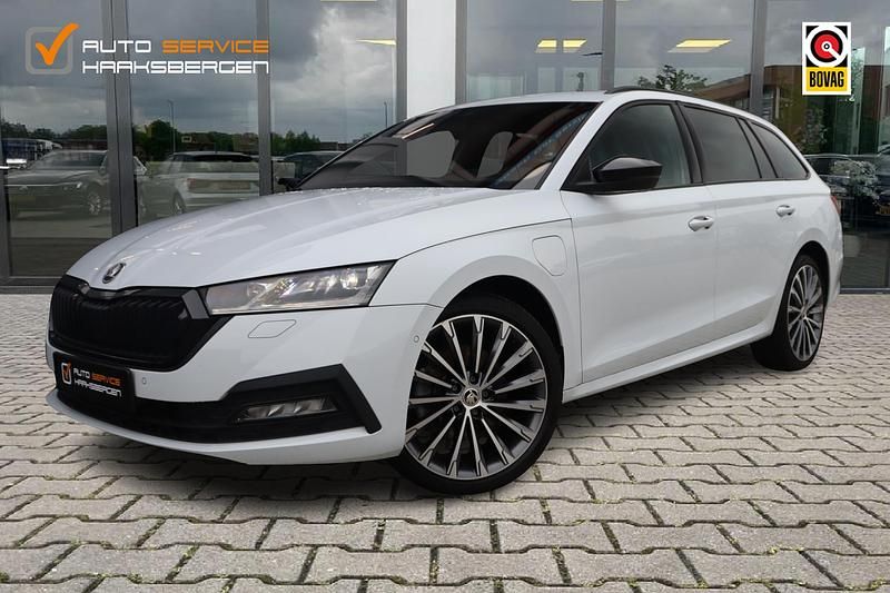 Wit Gebruikt 2021 Skoda Octavia SportLine Stationwagen | € 23.900 (Eerlijke prijs) - Afbeelding 1/4