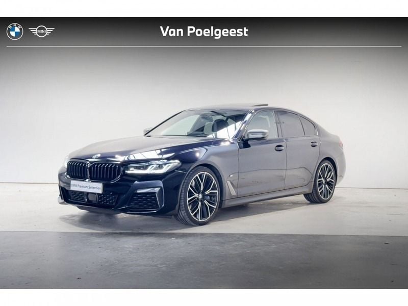 M carbonschwarz metallic (zwart metallic) Gebruikt 2021 BMW M550 Comfort Edition Sedan | € 62.895 (Eerlijke prijs) - Afbeelding 1/4