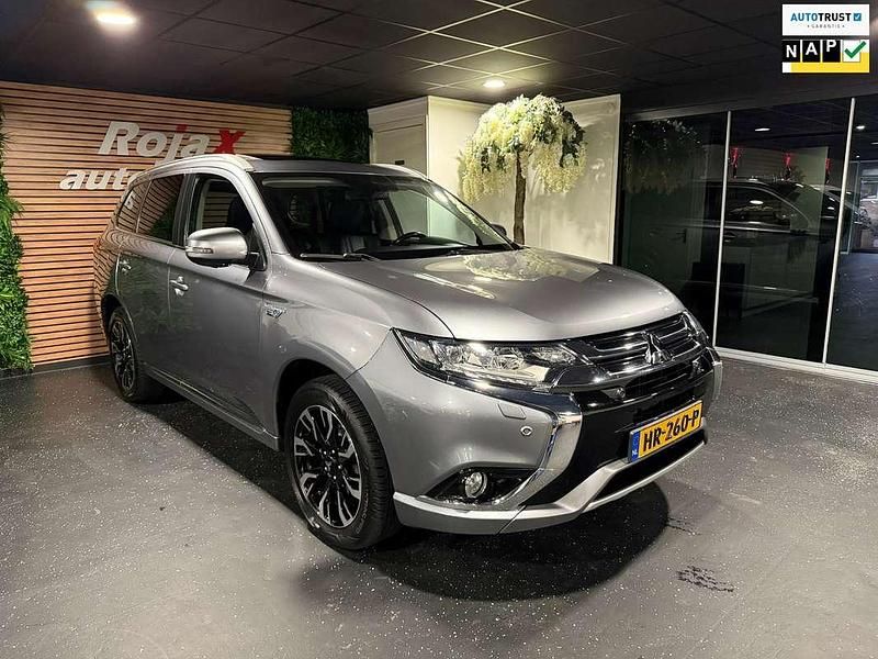 Grijs Occasion 2015 Mitsubishi Outlander P-HEV Instyle SUV | € 13.999 (Eerlijke prijs) - Afbeelding 1/4