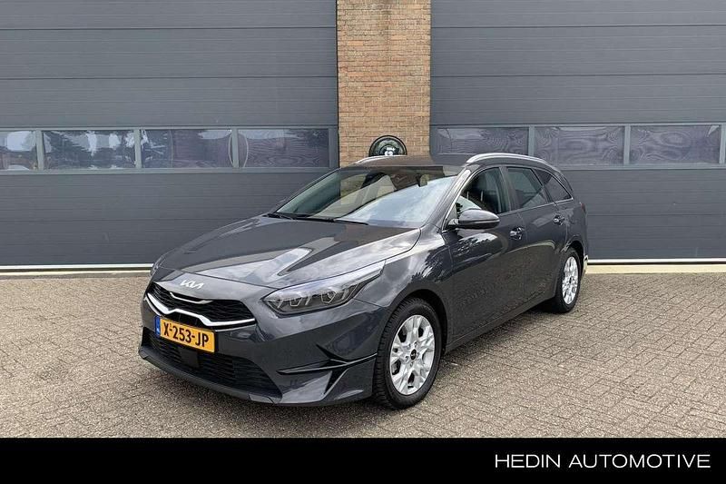 Grijs Gebruikt 2023 Kia Ceed Sportswagon Stationwagen | € 21.945 (Eerlijke prijs) - Afbeelding 1/4