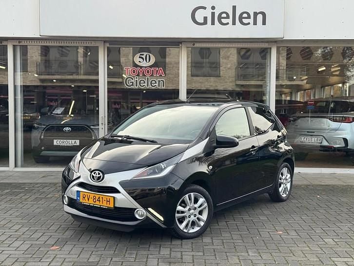 Zwart Occasion 2018 Toyota Aygo Hatchback | € 11.400 (Iets duurder) - Afbeelding 1/3