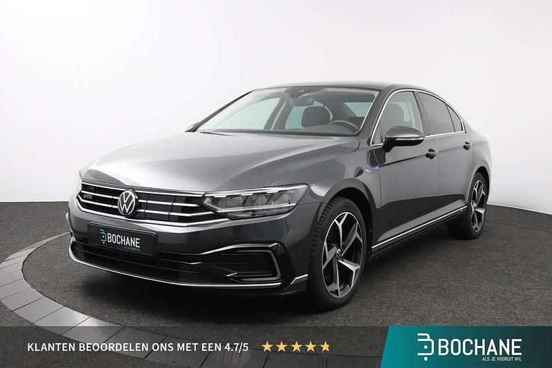 Grijs Gebruikt 2021 VW Passat Business Sedan | € 24.400 (Eerlijke prijs) - Afbeelding 1/4