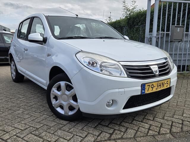 Wit Gebruikt 2009 Dacia Sandero Lauréate Hatchback | € 1.750 (Duur) - Afbeelding 1/4