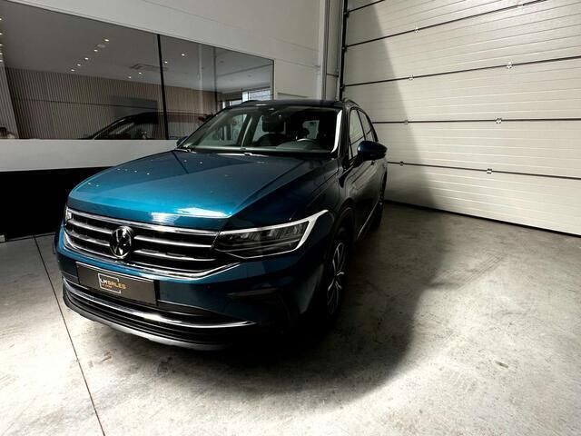Blauw Occasion 2023 VW Tiguan Business SUV | € 29.399 - Afbeelding 1/4