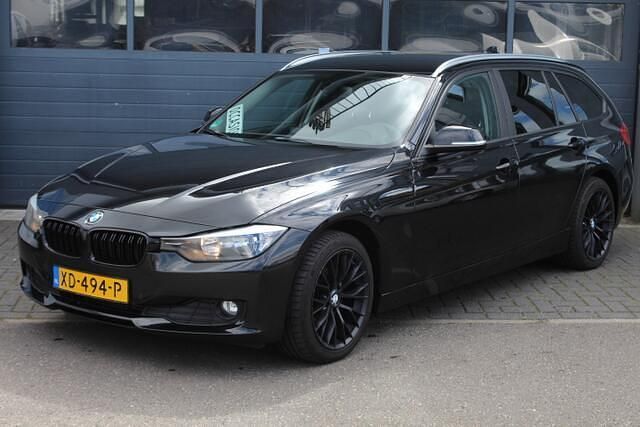 Zwart Gebruikt 2015 BMW 318 Executive Stationwagen | € 8.799 (Eerlijke prijs) - Afbeelding 1/4
