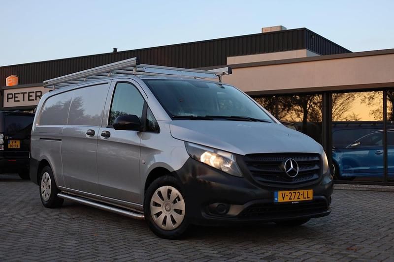 Grijs (metallic) Gebruikt 2018 Mercedes Vito Sedan | € 13.950 (Eerlijke prijs) - Afbeelding 1/4