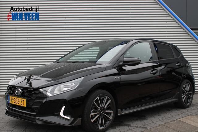 Phantom black (zwart metallic) Gebruikt 2023 Hyundai i20 N Line Hatchback | € 23.445 (Iets duurder) - Afbeelding 1/4