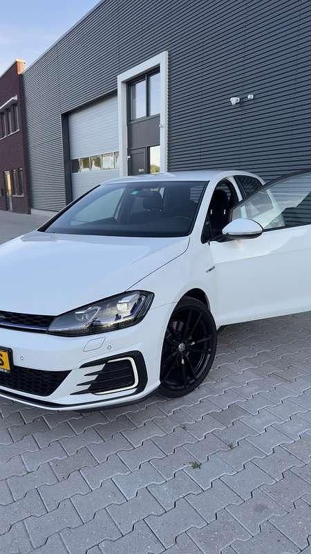 Wit Gebruikt 2018 VW Golf VII GTE Hatchback | € 19.900 (Eerlijke prijs) - Afbeelding 1/4